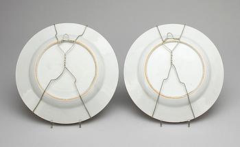 TALLRIKAR, ett par, porslin. Qing dynastin, Qianlong (1735-1796).