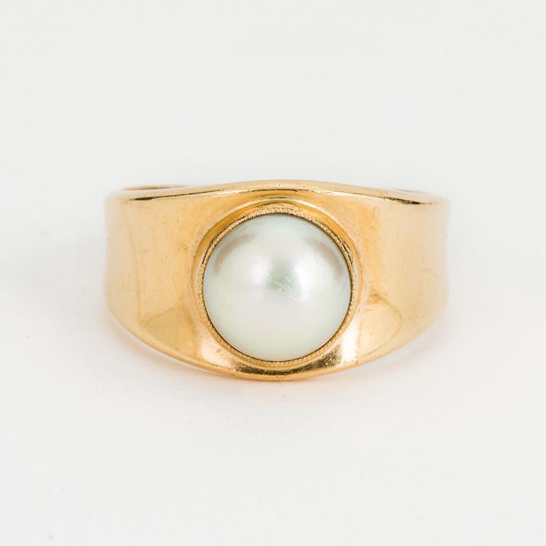 GEORG JENSEN, Ring, 18K guld med mabépärla. Efter 1945.