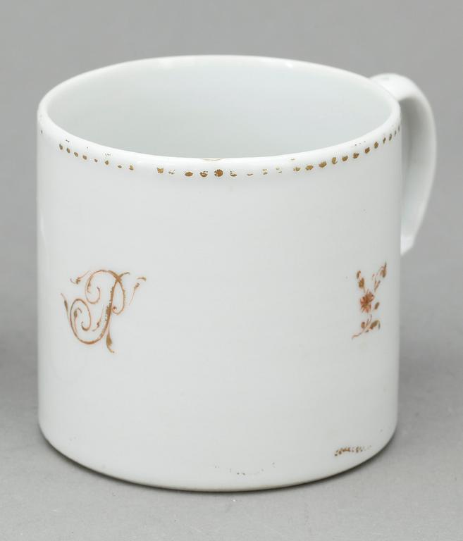 KOPPAR, 4 st, porslin, omkring år 1800.