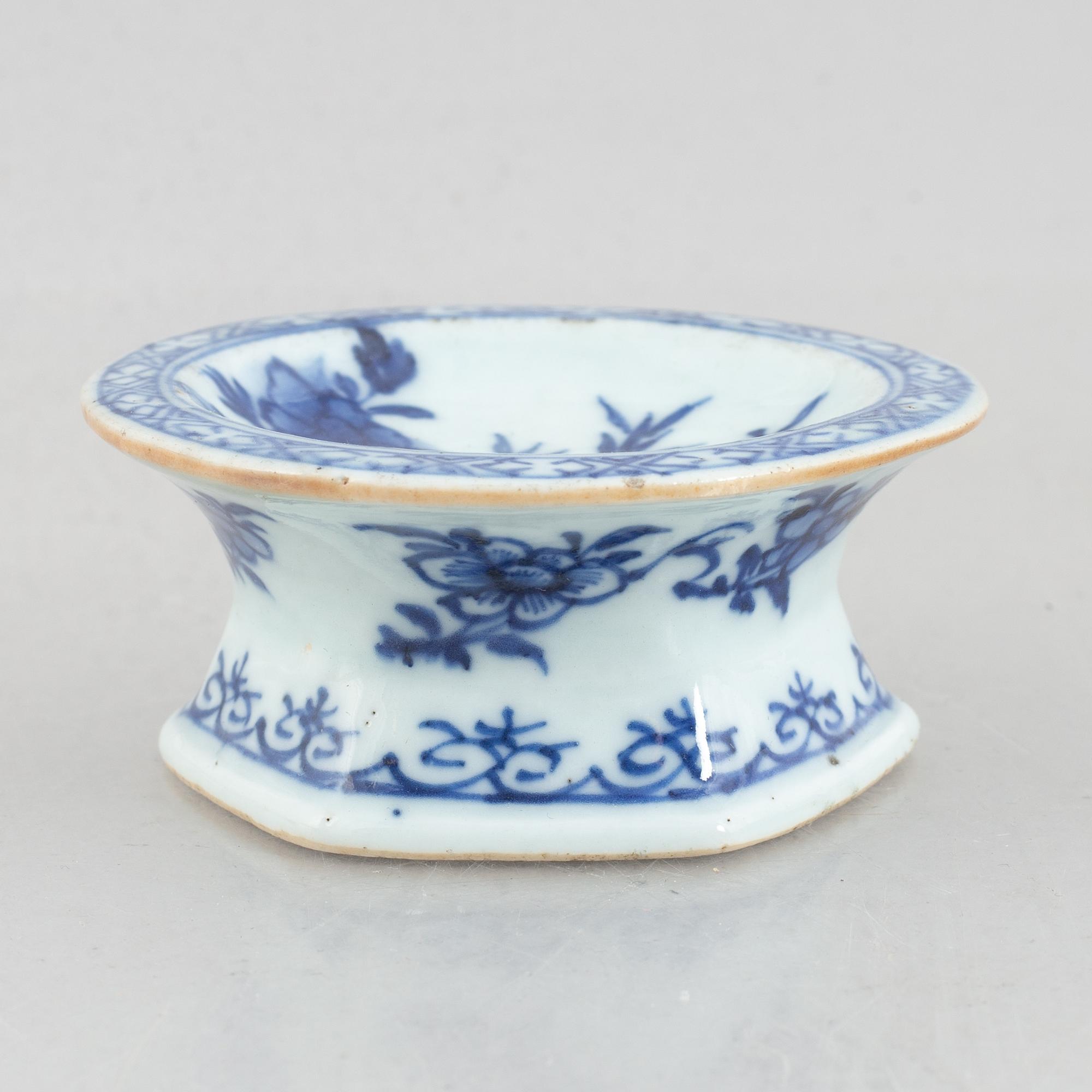 Four blue and white pieces of export porcelain, China, Qianlong (1736-95).