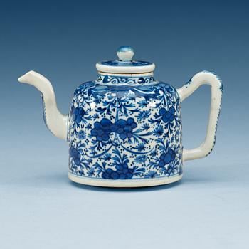 1804. A blue and white tea pot with cover. Qing dynasty, Kangxi (1662-1722).