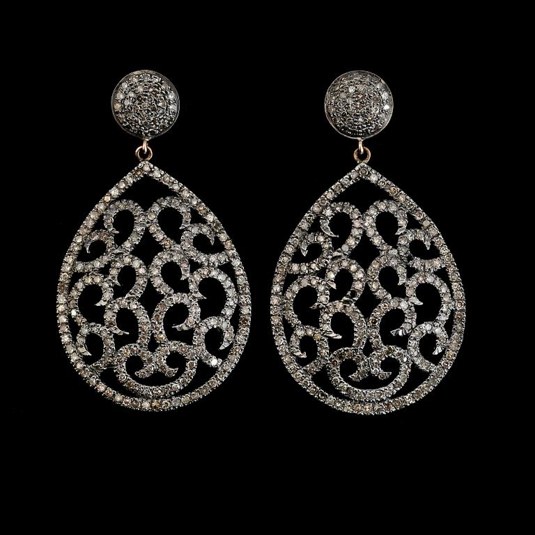 ÖRHÄNGEN, 1 par, silver/18K roséguld, diamanter tot ca 3.00 ct.