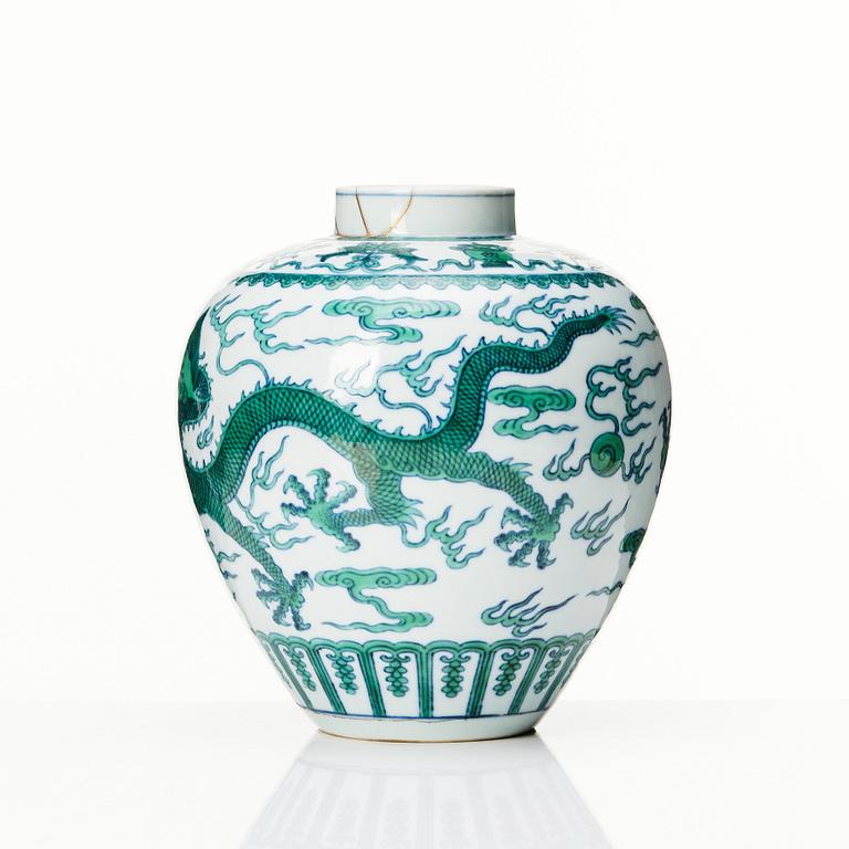 Urna med lock, porslin. Qing dynastin med Qianlongs märke och period (1736-95).