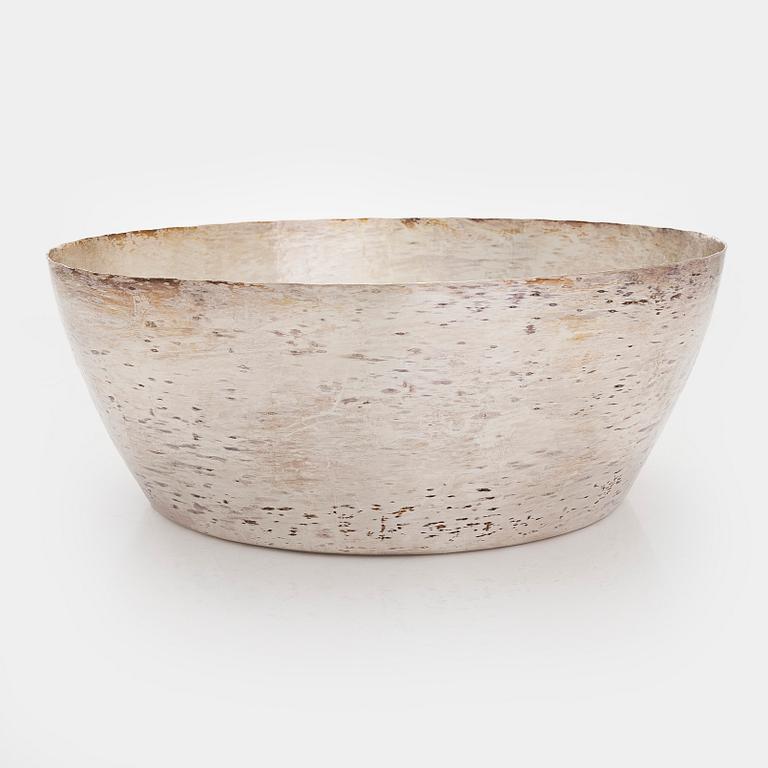 Tapio Wirkkala, malja, hopeaa, Kultakeskus, Hämeenlinna 2007.