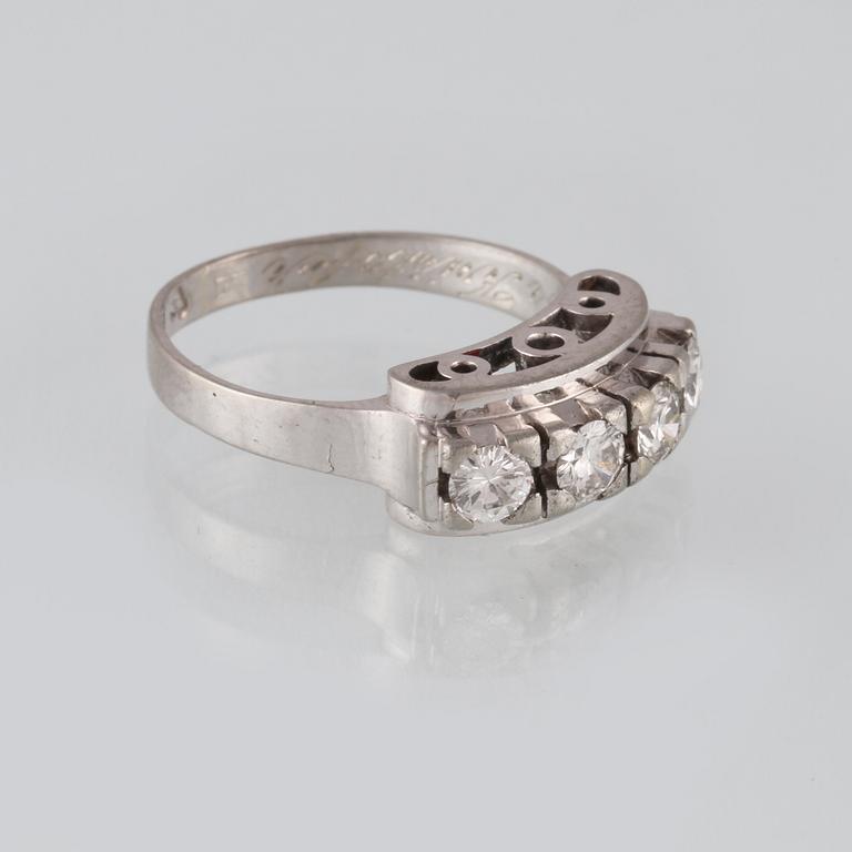 RING, 18K vitguld med 4 briljantslipade diamanter 0.59 ct, kattfotstämplad. Vikt 4,7 gram.