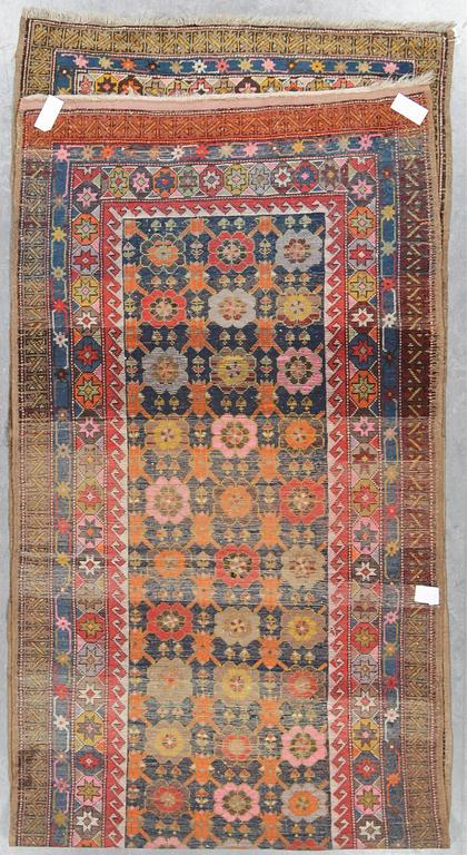 GALLERIMATTA, semiantik Karabagh sannolikt. Ca 438 (samt kortsidans slätvävda partier) x 125 cm.