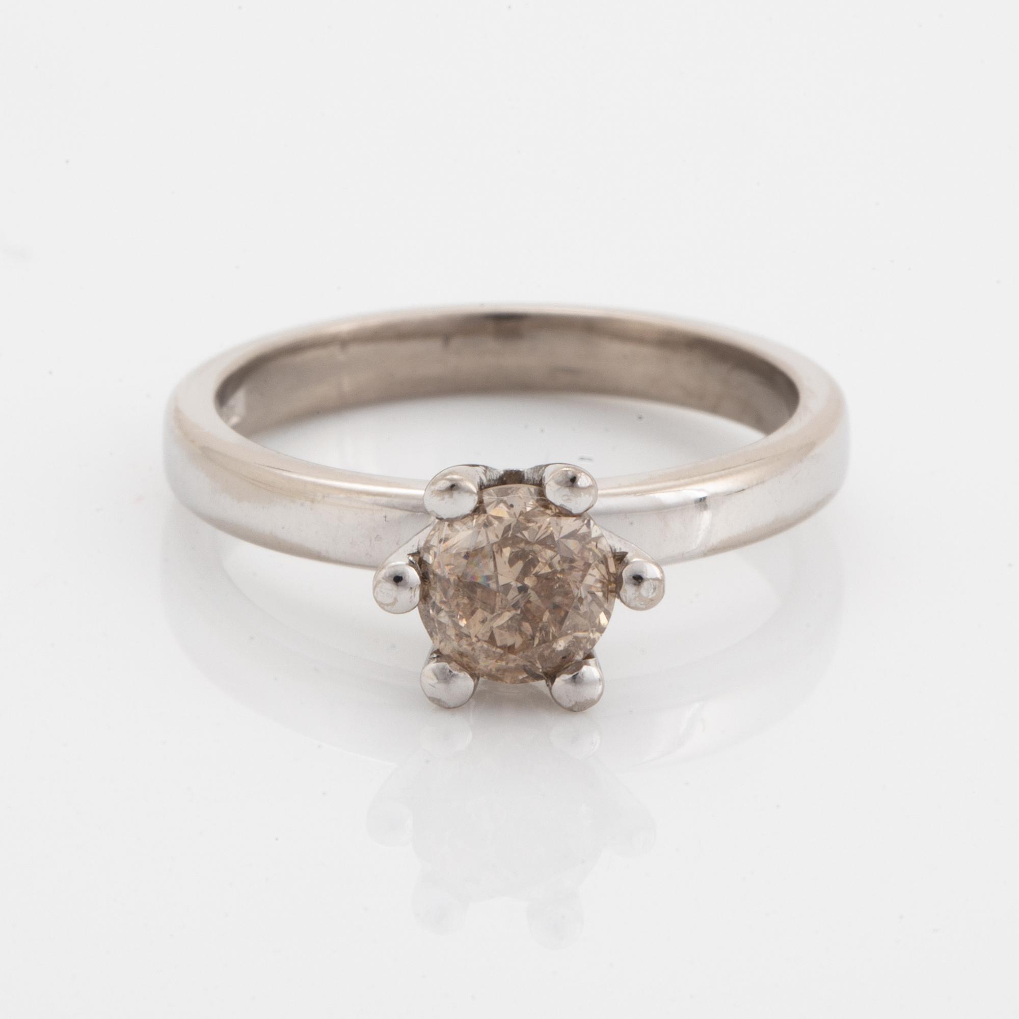 Brown brilliant-cut diamond ring.