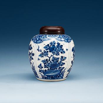 1568. KRUKA, porslin. Qing dynastin, Kangxi (1662-1722).