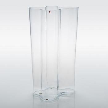 Alvar Aalto, a '0551' vase signed Alvar Aalto Iittala 2006.