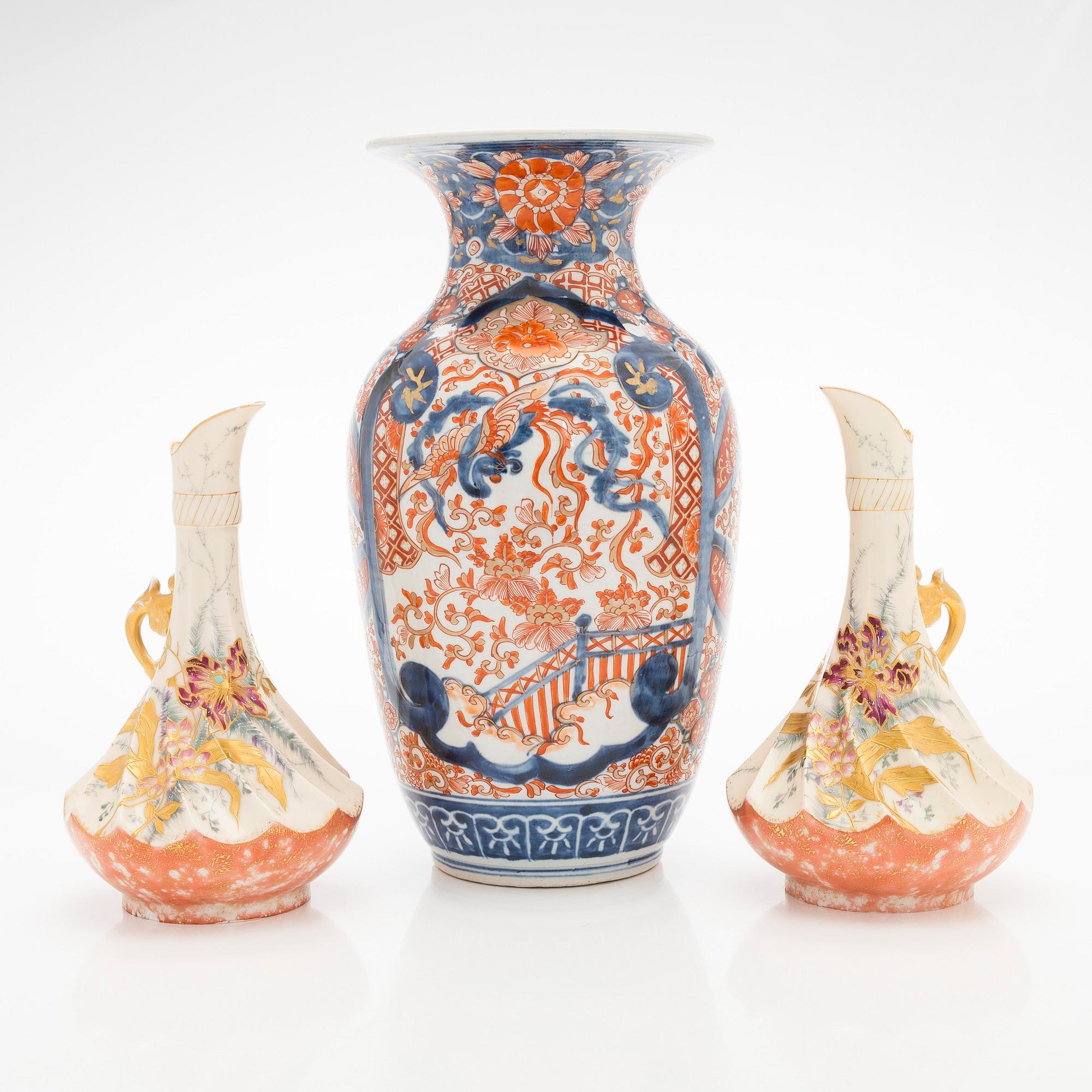 Kannor, ett par, Satsuma, samt urna, Imari, porslin, Japan, 1900-talets början,.