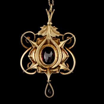 OTTO STRANDMAN, hänge i förgyllt silver med fasettslipade almandiner. Vikt 11 g.