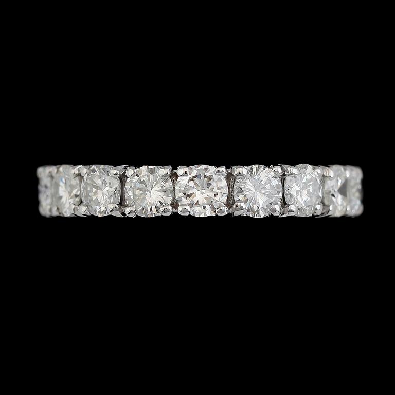 RING, 18K vitguld, 18 briljantslipade diamanter tot ca 3.67 ct.