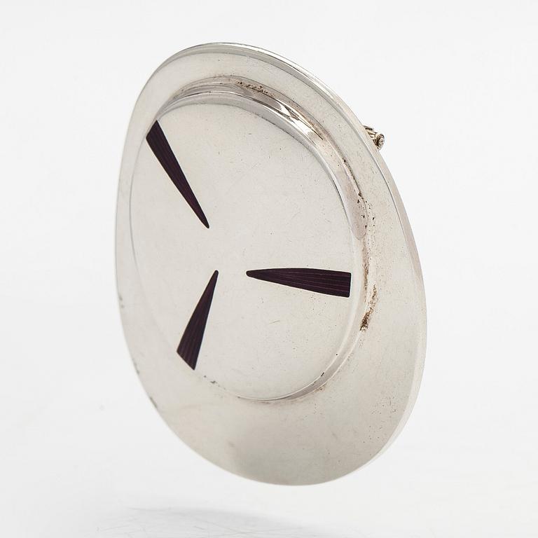 Juhani Linnovaara, riipus/rintaneula, sterlinghopeaa ja emalia, "Dyckia", Lapponia 1975.