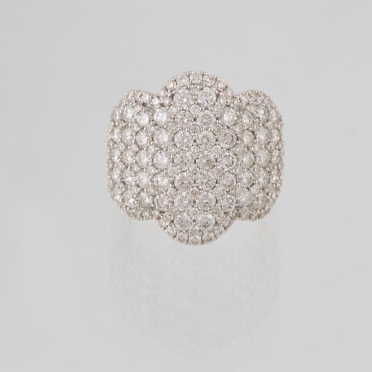 RING, 18K guld och vitguld med 170 briljantslipade diamanter, 3.98 ct. Vikt 12,4 gram.
