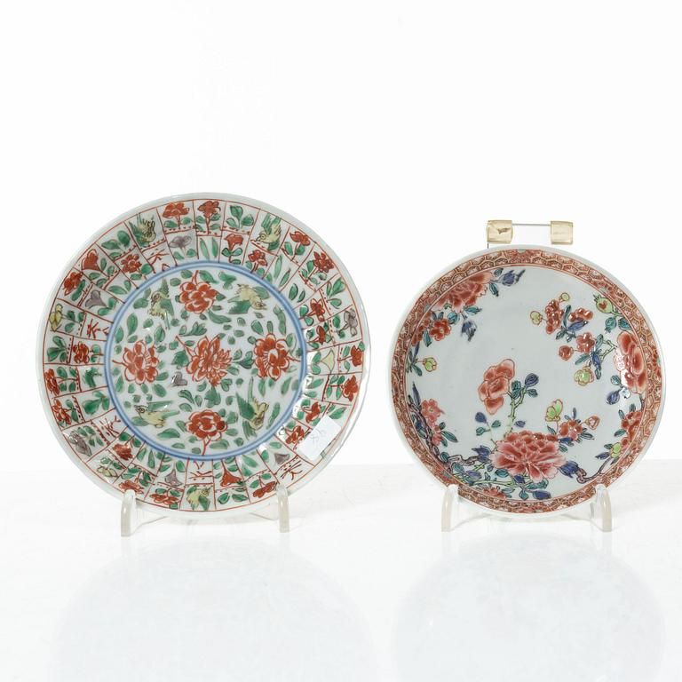 Two Chinese porcelain cups with saucers, Qing dynasty, 18th century.