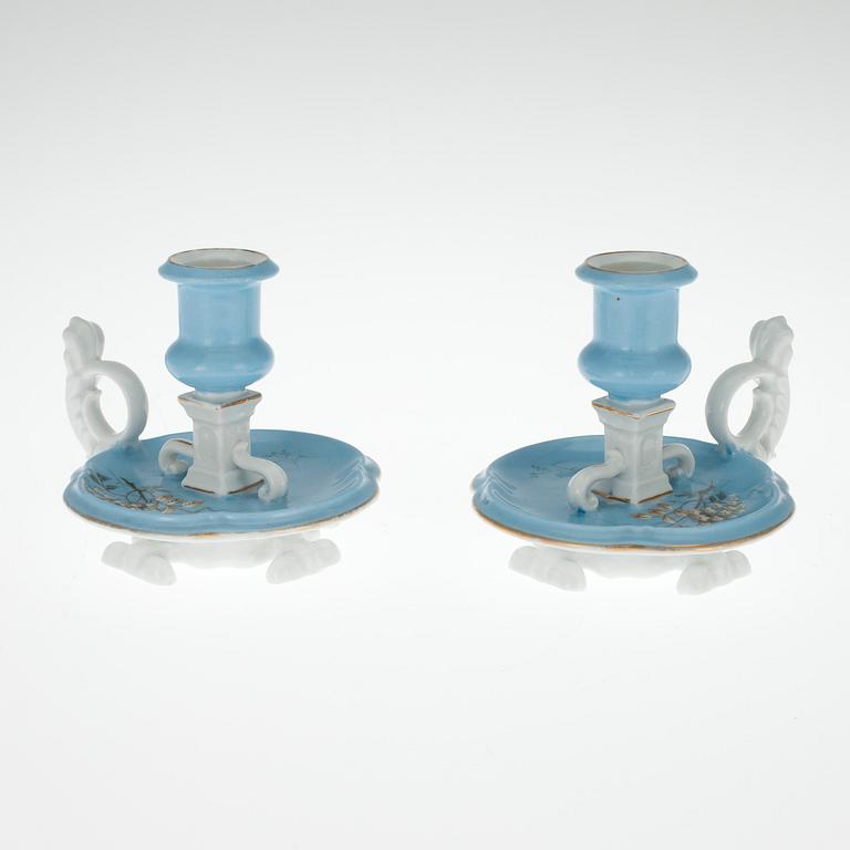 LJUSSTAKAR, ett par, porslin, M.S Kuznetsov, Dmitrov fabriken 1892-1917,  Ryssland.