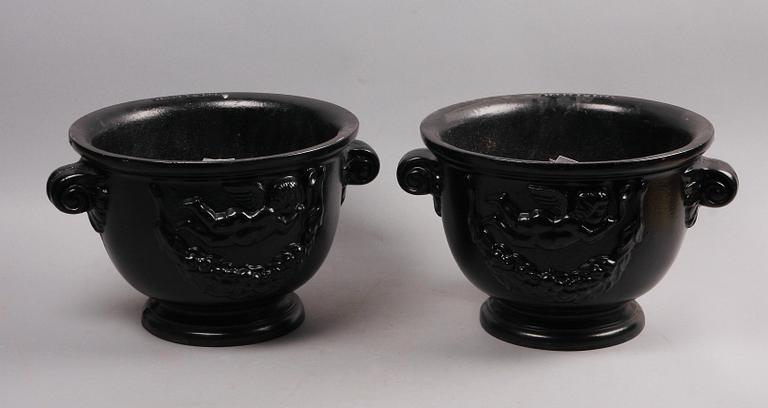 URNOR, ett par, sandgjuten aluminium, Byarums Bruk. 1900/2000-tal.