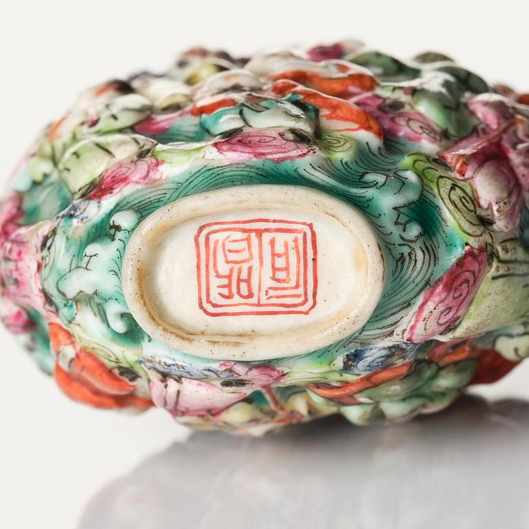 A Chinese porcelain snuff bottle, late Qing dynasty / early 20th century.