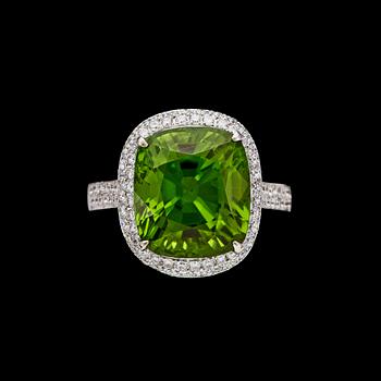 1072. A peridot, 12.72 cts, and brilliant cut diamond ring, tot. 0.96 cts.