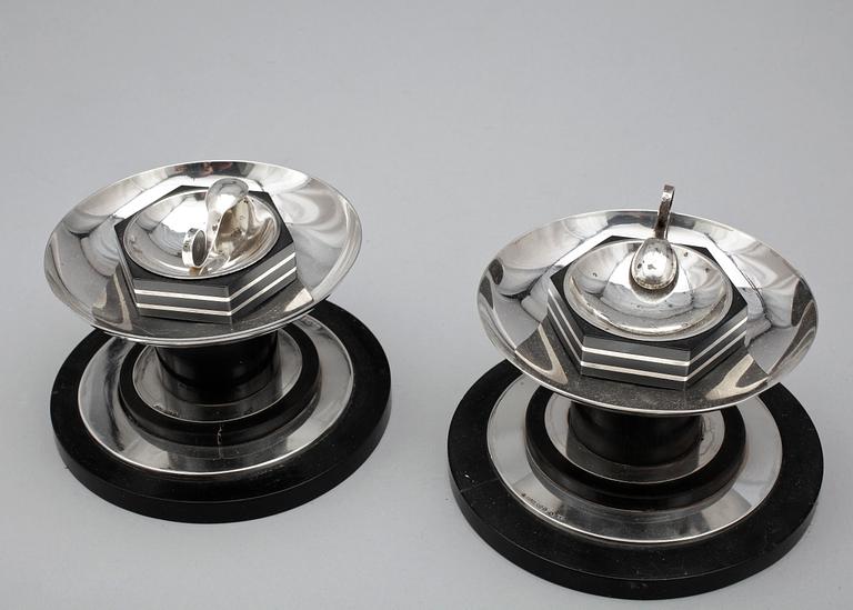 LJUSSTAKAR samt SALTKAR, silver och bakelit, 4 delar, sannolikt Eric Pihlgren, Guldsmedsaktiebolaget, 1934.