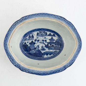 A pair of blue and white covered porcelain dishes, China, Qing dynasty, around 1800.