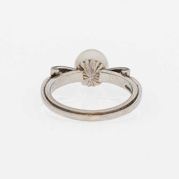 RING, odlad pärla, briljantslipade diamanter, platina. A. Tillander.