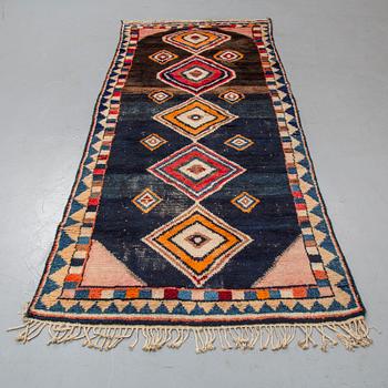 A CARPET, Antique Gabbeh, ca 312,5 x 127,5 cm.