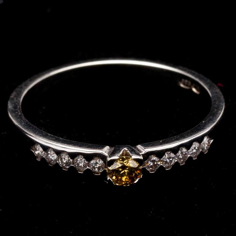 RING, vitguld 14K, briljantslipade diamanter, 0,10 + 0,10 ct. Vikt 1,95 g.