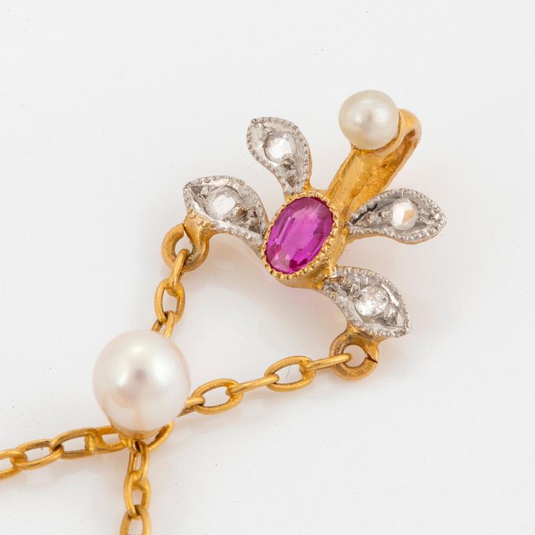 A pendant in 18K gold set with pearls, rose-cut diamonds and a ruby.