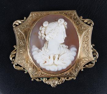 BROSCHER, 3 st, bl a 18 K guld samt snäckskalscaméer, bl a 1925 samt 1954.