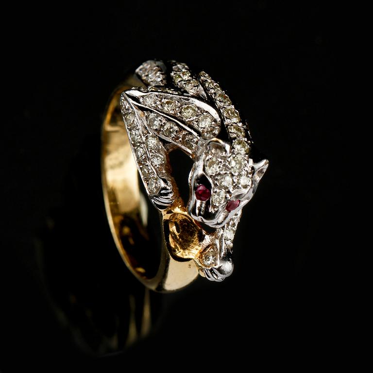 RING, 18k guld och vitguld med 2 rubiner samt 60 små briljantslipade diamanter, 1900/2000-tal. Vikt 7 g.