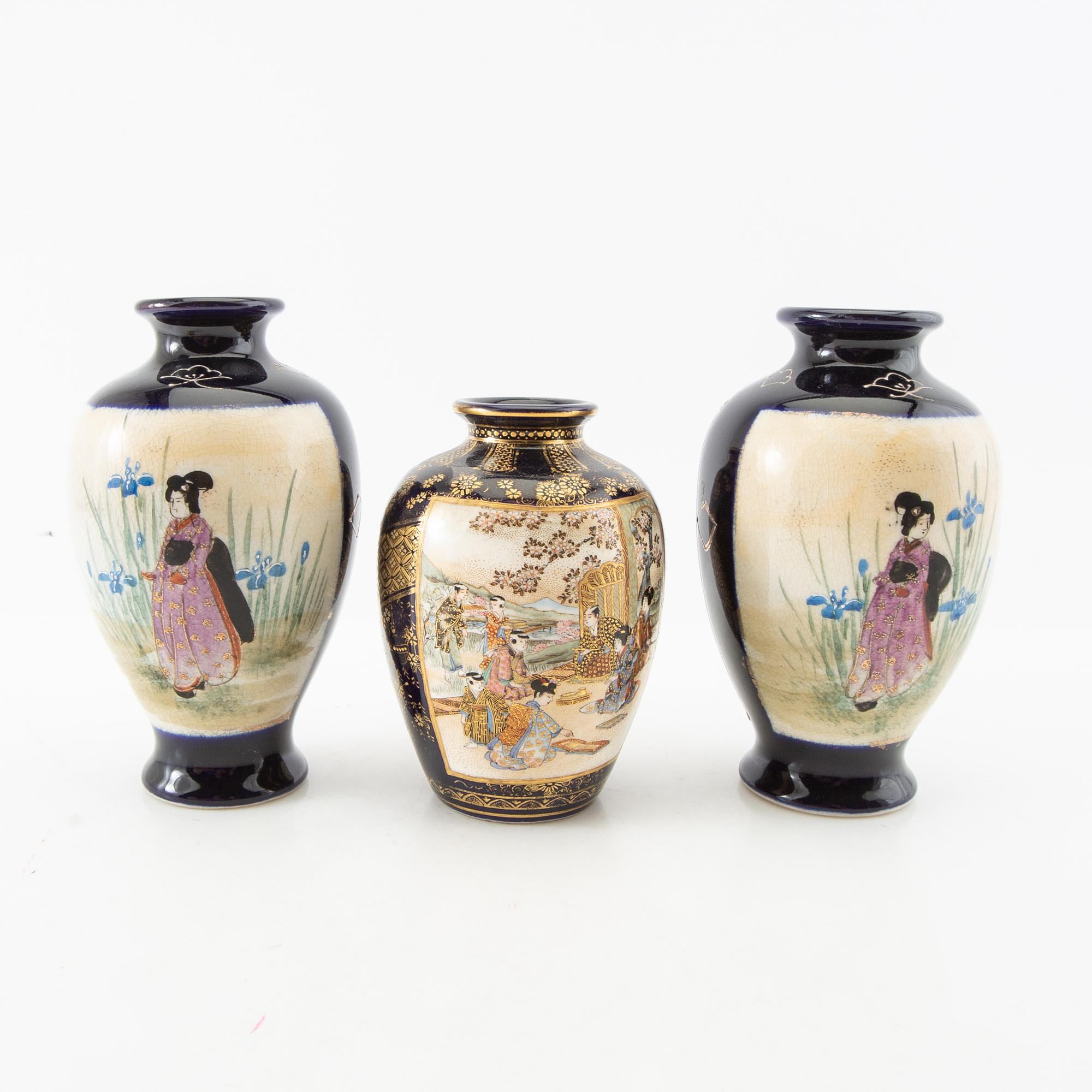 Vaser 3 st, skålar 2 st samt rökelsekar 2 st Japan Satsuma 1900-tal porslin.