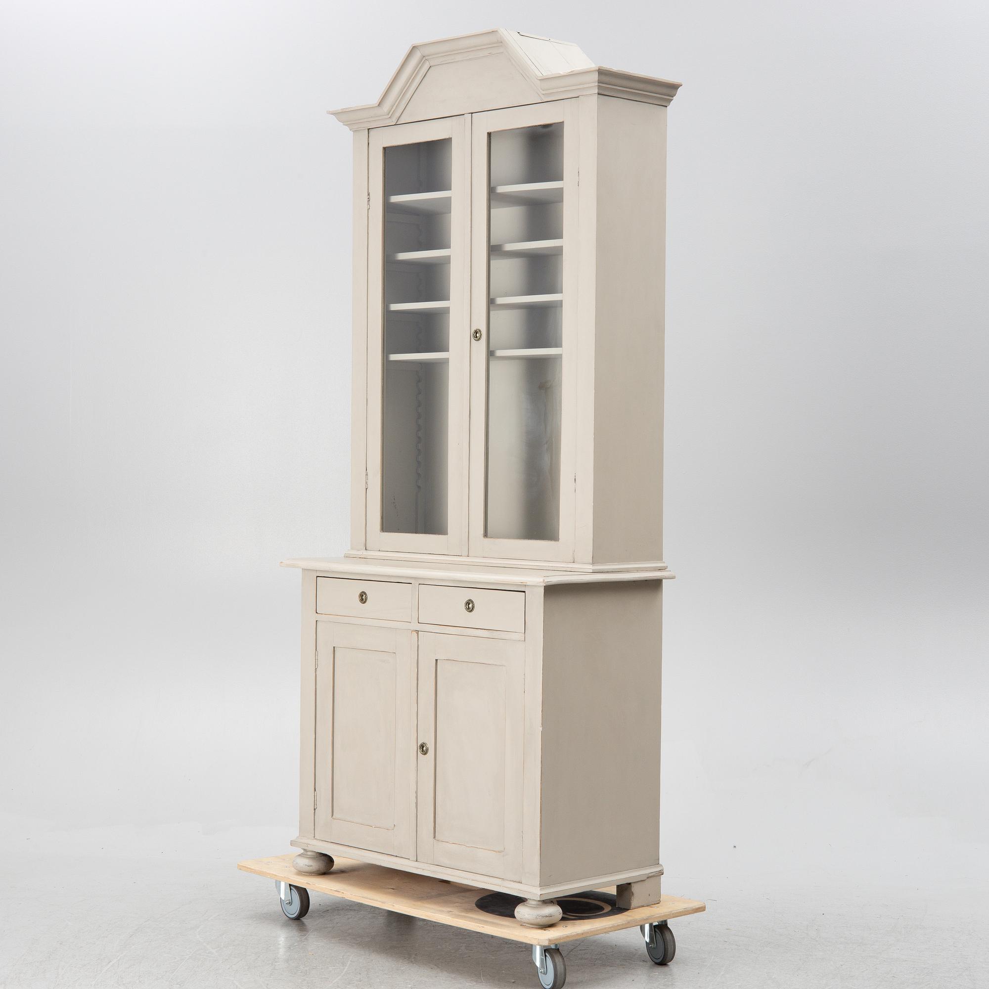 Display cabinet, from around the year 1900.