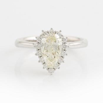 Ring med droppformad diamant 1,20 ct, med GIA report.