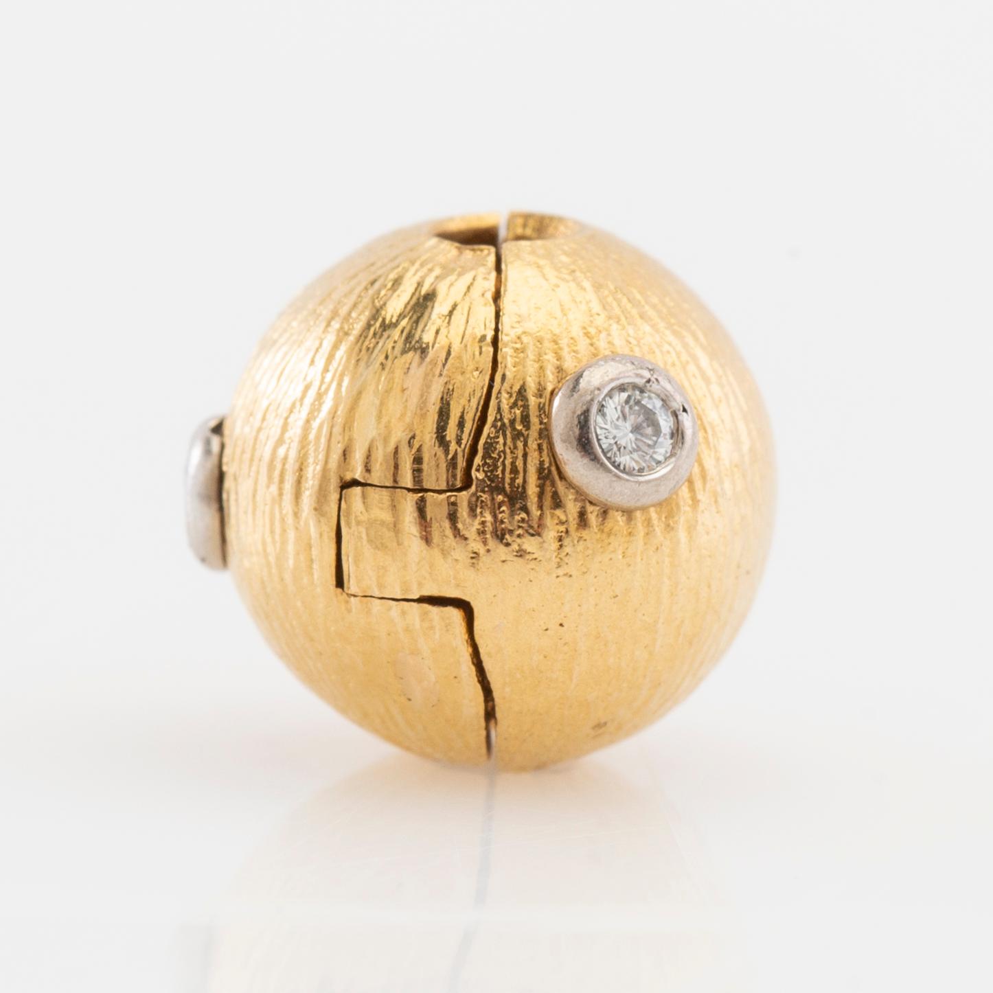 Ole Lynggaard, 18K gold clasp with round brilliant-cut diamonds.