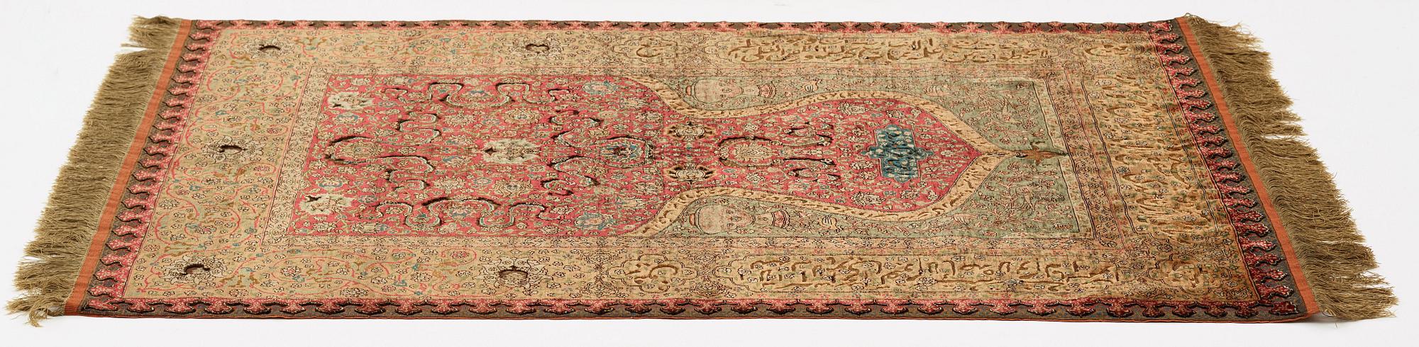 Matta, antik silke Kum Kapi med metallbroschering, Istanbul omkring 1910, "Sultan's Head Prayer" design.