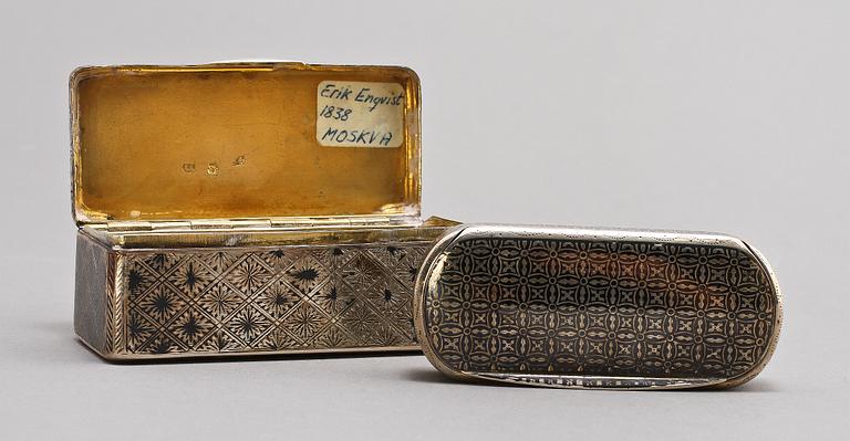 SNUSDOSOR, 2 st, silver, bär stmp Moskva, 1838 samt Léon Baujois, Paris, Frankrike. 1800-talets andra hälft. Vikt 189 g.