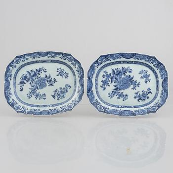 Uppläggningsfat ett par, kompaniporslin, Kina, Qingdynastin, Qianlong (1736-95).