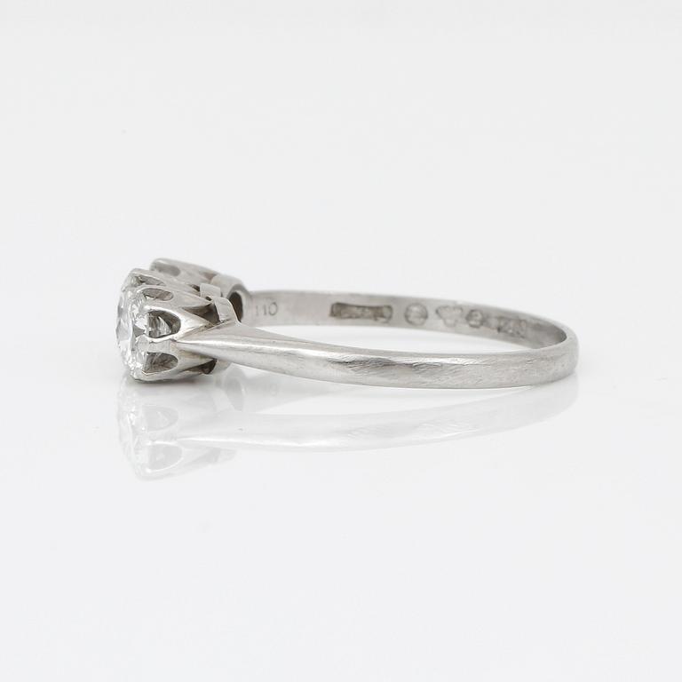 RING, platina samt briljantslipade diamanter tot ca 1,10 ct, CG Hallberg, Stockholm, 1950. Vikt ca 3,10 g.