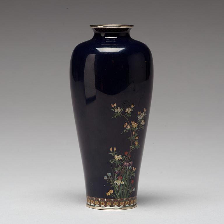VAS, cloisonné. Japan, Meiji (1868-1912), signerad Kin'unken zo.