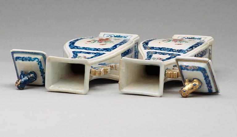 A pair of famille rose vases with cover, Qing dynasty, Qianlong (1736-95).