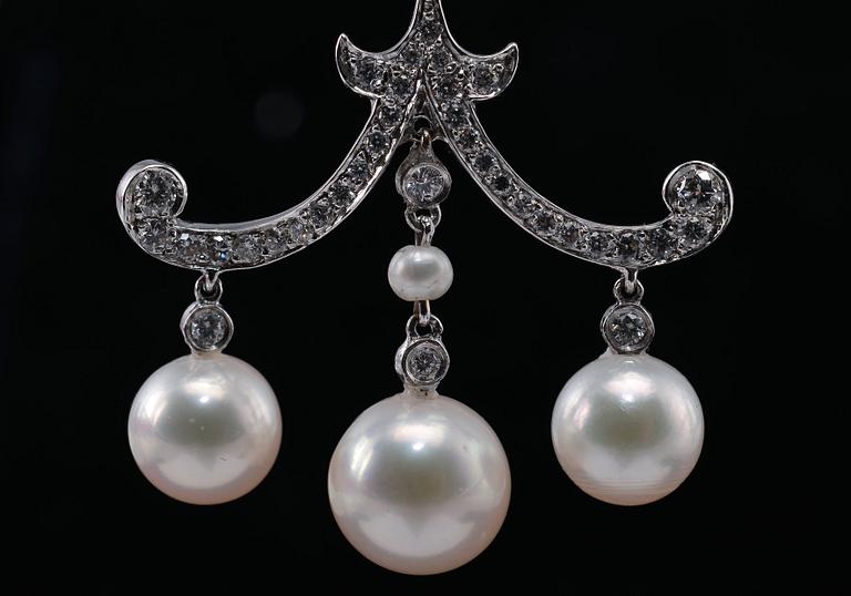 A SUITE OF JEWELLERY, brilliant cut diamonds c. 3.42 ct. Cultivated seawater pearls 4,5- 5,5 mm.