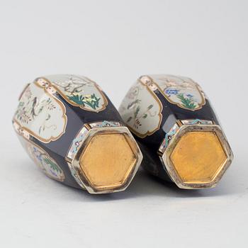A pair of Japanese cloisonne vases, Meiji period (1868-1912).