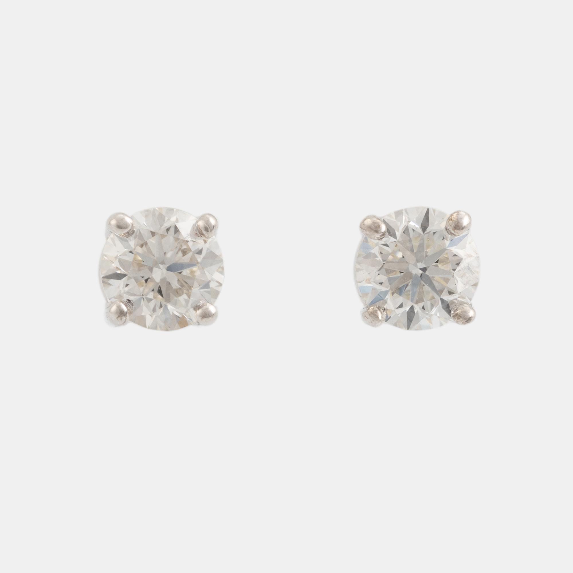 Örhängen vitguld med briljantslipade diamanter.