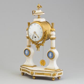 A MANTEL CLOCK, first half of the 19th century.