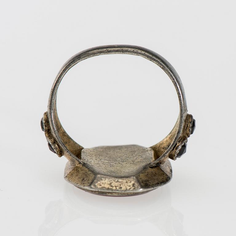 RING, förgyllt silver, karneol, granatimitationer. Fredrik Tiander, Lovisa 1864. Vikt ca 7,0 g.