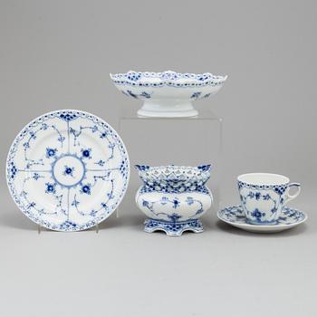 ROYAL COPENHAGEN, 25 psc porcelaine 'Musselmalet'.