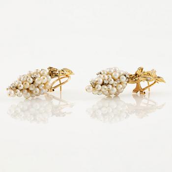 A pair of earrings and a brooch in 18K gold in the form of grapes with pearls and round brilliant-cut diamonds.