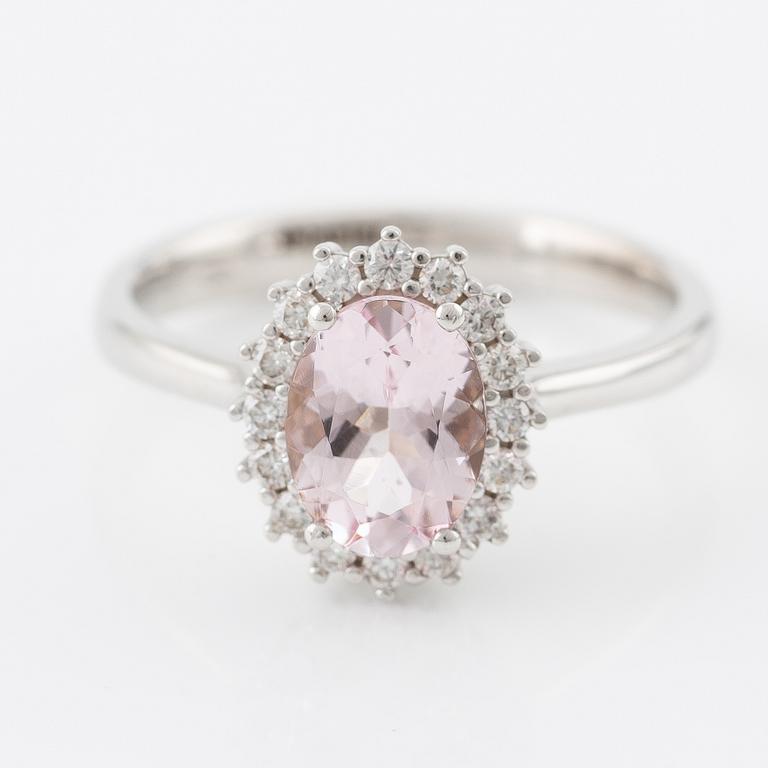 Ring in 18K gold with a faceted morganite and round brilliant-cut diamonds.