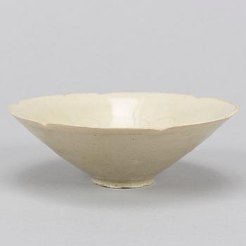 A ceramic bowl, Song dynasty  (960-1279).